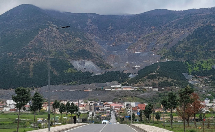 PUBLICATION dans SCIENCE - Découverte Majeure : Un Réservoir d'Hydrogène Quasi Pur Découvert en Albanie - Vue de la mine de chrome de Bulqizë en Albanie (Crédit : B. Muceku)